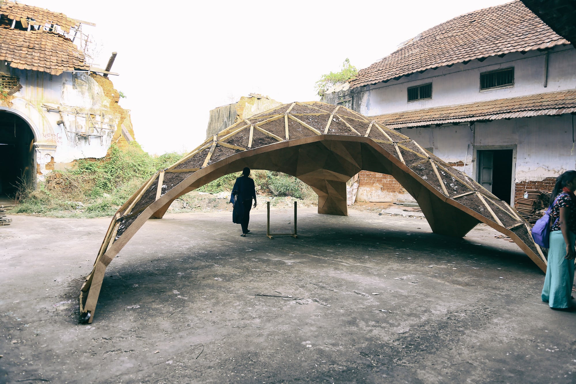 Die Installation entstand auf dem Hof eines verfallenen Warenhauses im Rahmen der Kochi-Muziris Biennale im indischen Bundesstaat Kerala