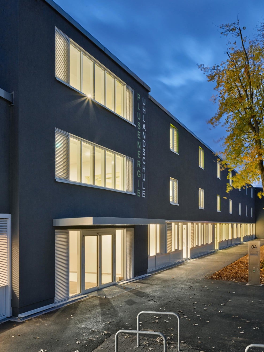 Die Nordansicht prägt eine Lochfassade in den Obergeschossen, ebenerdig eine Pfosten-Riegel-Konstruktion mit unterschiedlichen Füllelementen