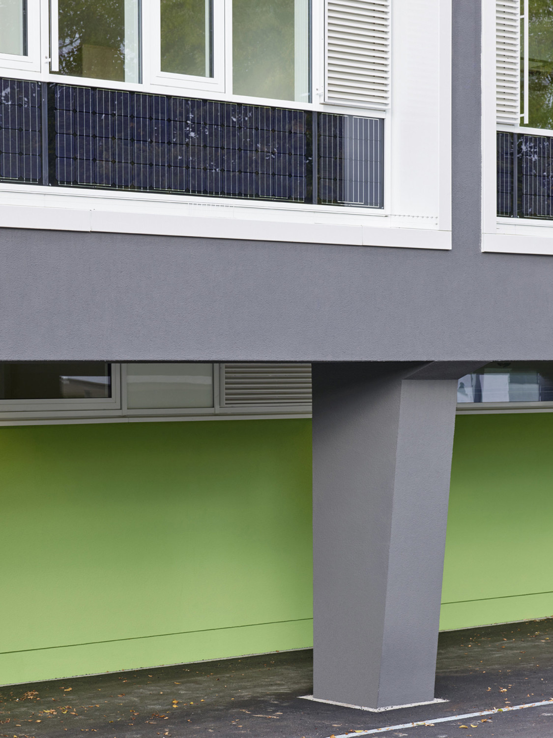 Photovoltailmodule in den Brüstungsbereichen ergänzen die PV-Anlage auf dem Dach
