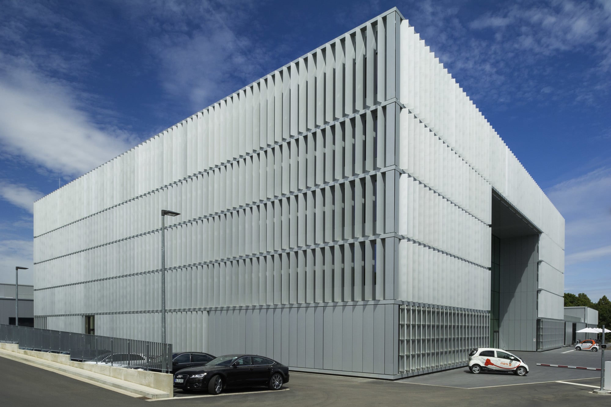 Die perforierten Aluminumlamellen der Fassadenverkleidung richten sich automatisch nach dem Sonnenstand aus