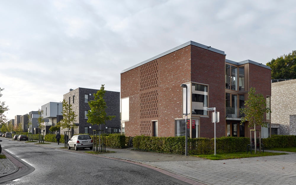An der straßenseitigen Südostfassade ist der Rücksprung durch ein Lochmuster im Verblendmauerwerk geschlossen