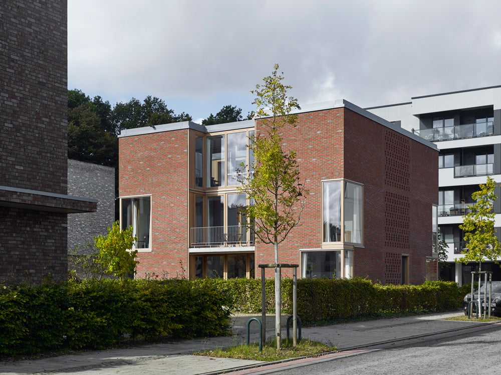 An drei Seiten springt die Fassade mittig zurück