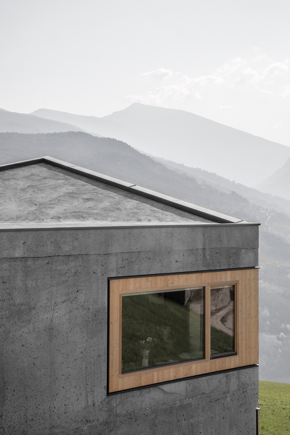 An einer Ecke bildet das Dach einen Hochpunkt aus