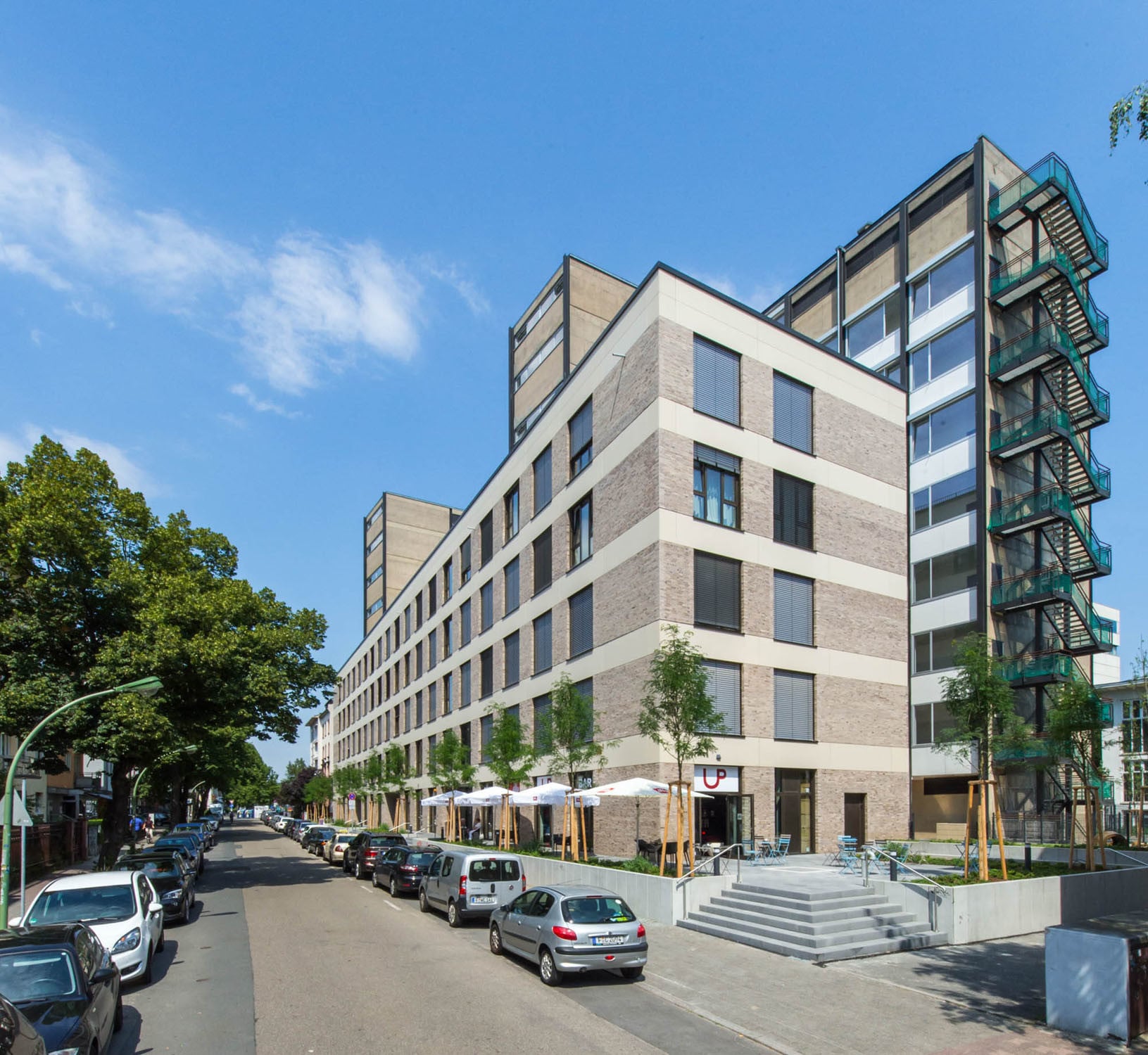 Durch die Erweiterung im Westen schlossen Stefan Forster Architekten den Blockrand (Ansicht von Süden)