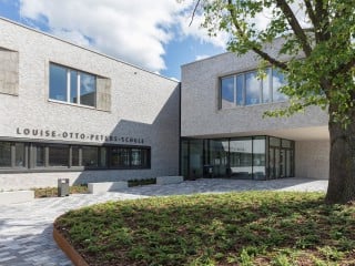 Die Louise-Otto-Peters-Schule in Hockenheim planten Roth Architekten als Effizienzhaus Plus