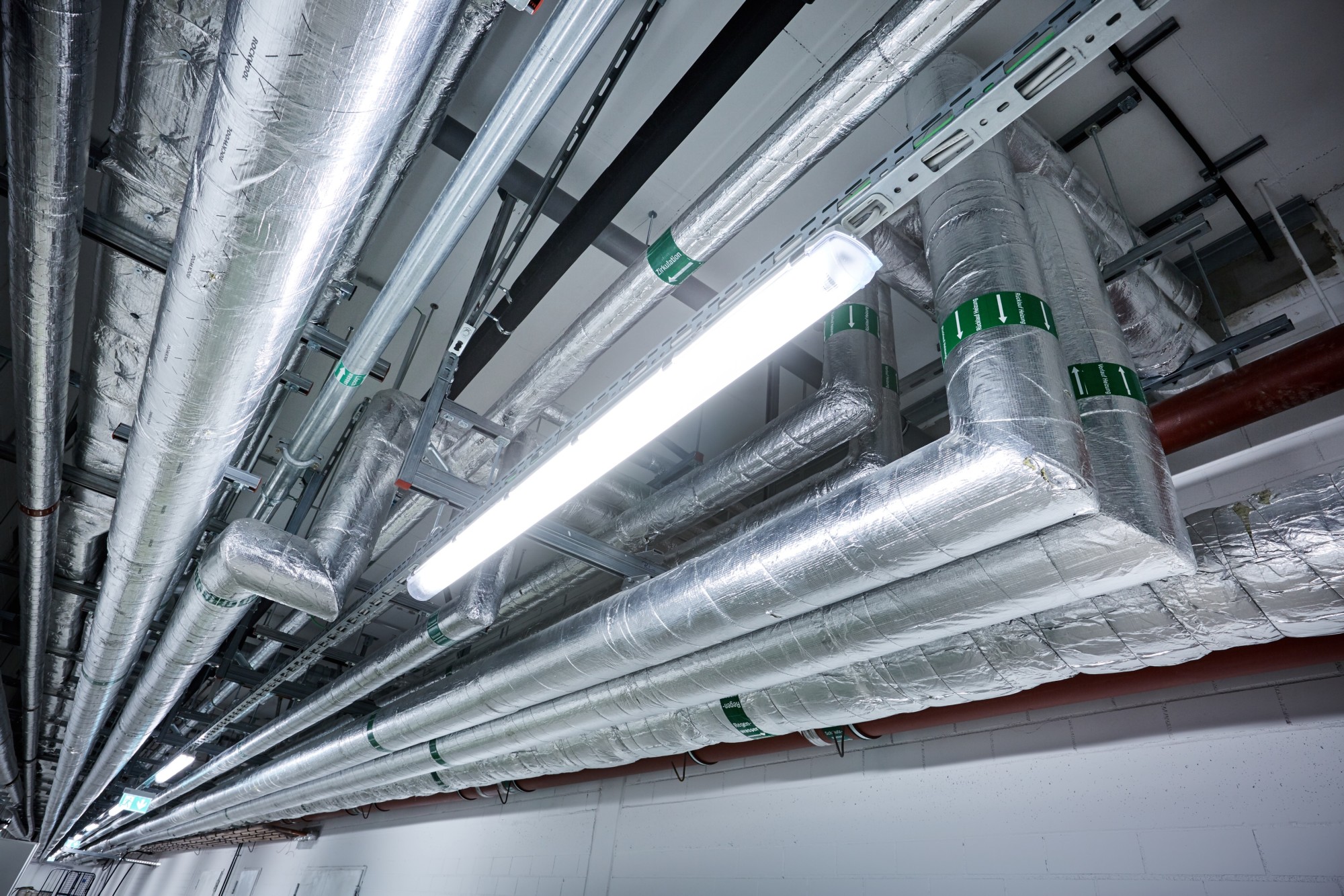 Für die Verteilung von Wärme, Warm- und Trinkwasser sowie frischer Luft sorgt ein komplexes und mehrere Kilometer langes Leitungs- und Kanalnetz, dass mit den Rohrschalen Rockwool 800 isoliert wurde