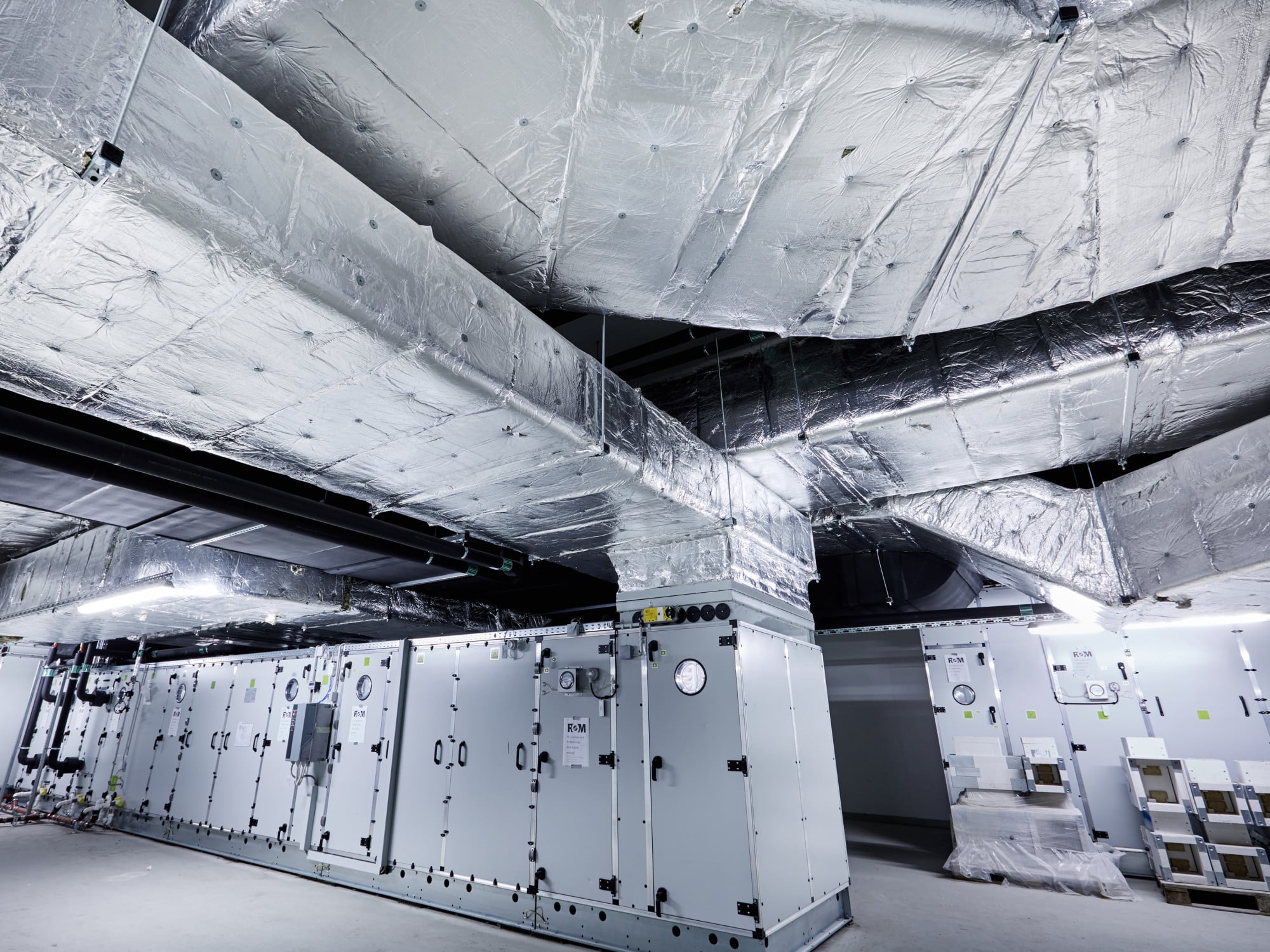 Im ersten Bauabschnitt des Klinikums am Gesundbrunnen in Heilbronn wurden rund 120.000 laufende Meter warmgehende Leitungen sowie 45.000 Quadratmeter Luftkanalfläche mit mit nicht brennbaren Dämmsystemen des Herstellers Rockwool isoliert