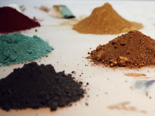 Natürliche Pigmente sind elementarer Bestandteil der leuchtstarken Farben von der Schweizer Manufaktur KT Color