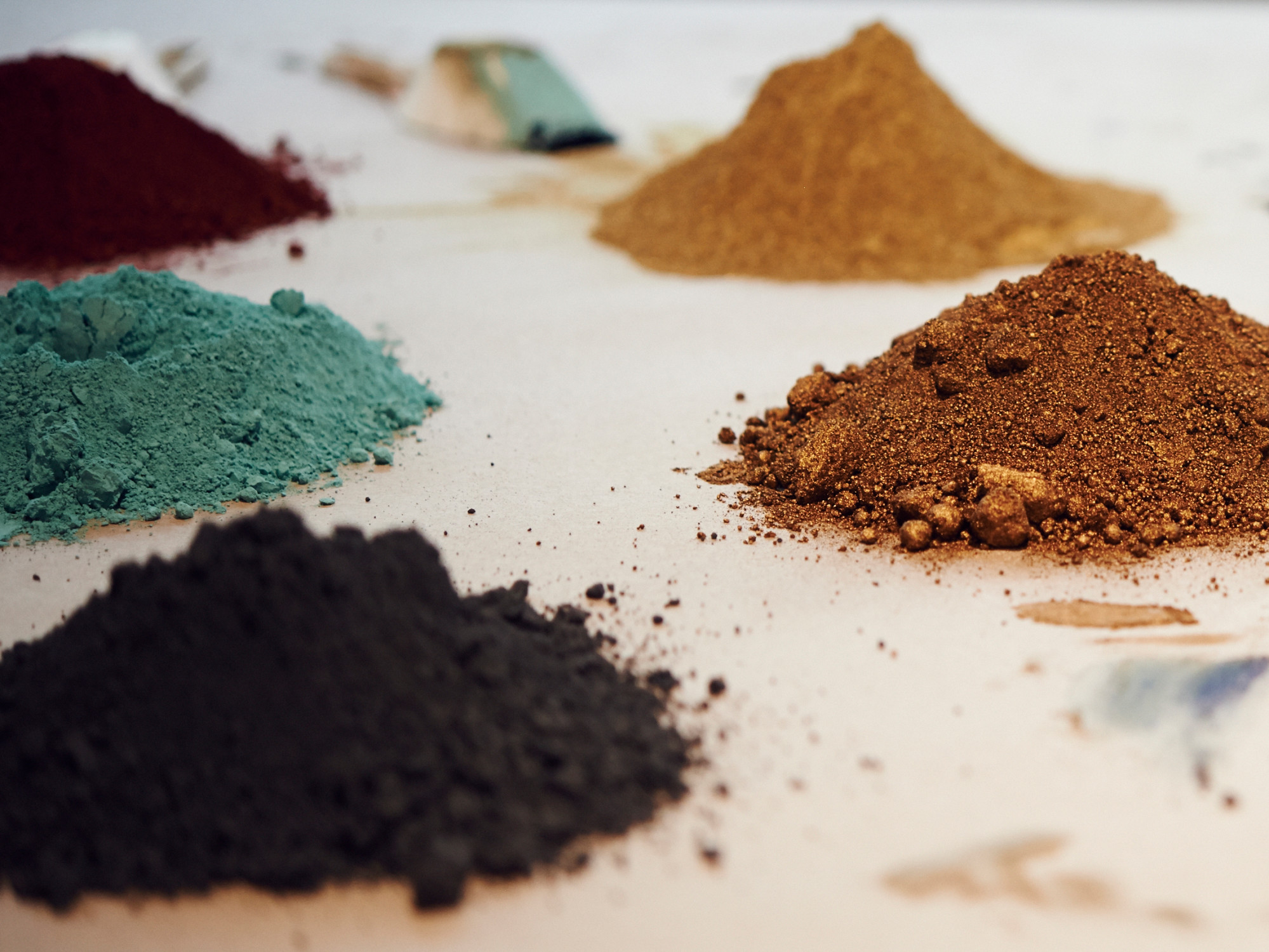 Natürliche Pigmente sind elementarer Bestandteil der leuchtstarken Farben von der Schweizer Manufaktur KT Color