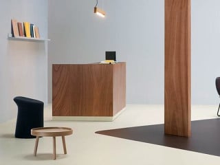 Eingestreute Kakaobohnenschalen sorgen bei Marmoleum Cocoa für eine spezielle Haptik