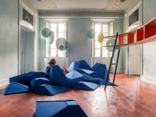 Individuelle Wohnlandschaften lassen sich mit den Sitzmodulen Les Angles von Smarin kreieren
