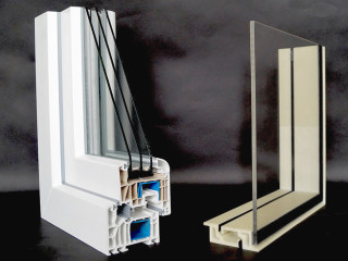 Links zu sehen ein konventionelles Fensterrahmenprofil mit Dreifach-Isolierverglasung, rechts das an der Fachhochschule Dortmund erforschtes Fenstersystem Ultralight