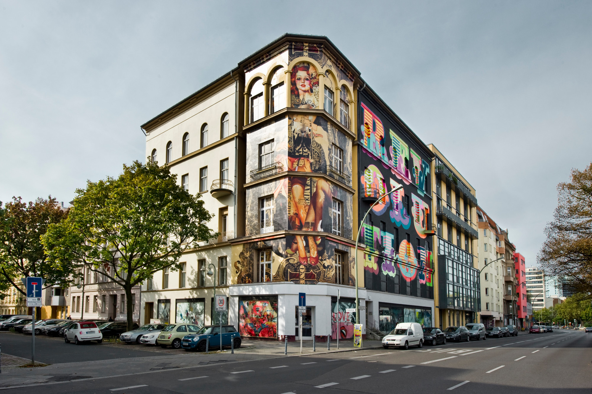 Nach Plänen von Graft Architekten wurde ein gründerzeitliches fünfgeschossiges Eckhaus umgebaut und bietet nun 500 Quadratmeter Ausstellungsfläche