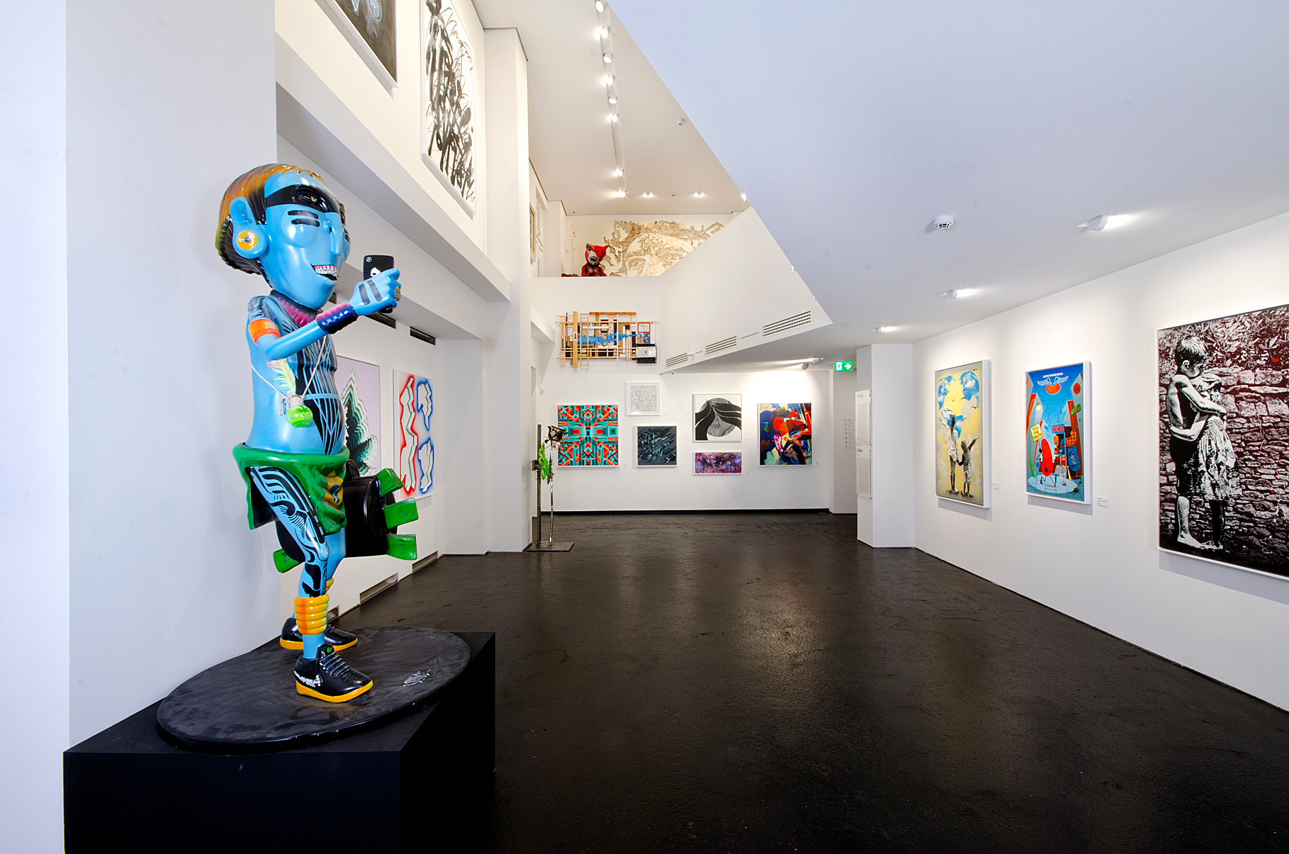 Während die Innenräume der Präsentation von Street-Art in Form von wechselnden Exponaten Raum bieten, dient außen eine modulare Wechselfassade aus Faserzementplatten Künstlern als Leinwand