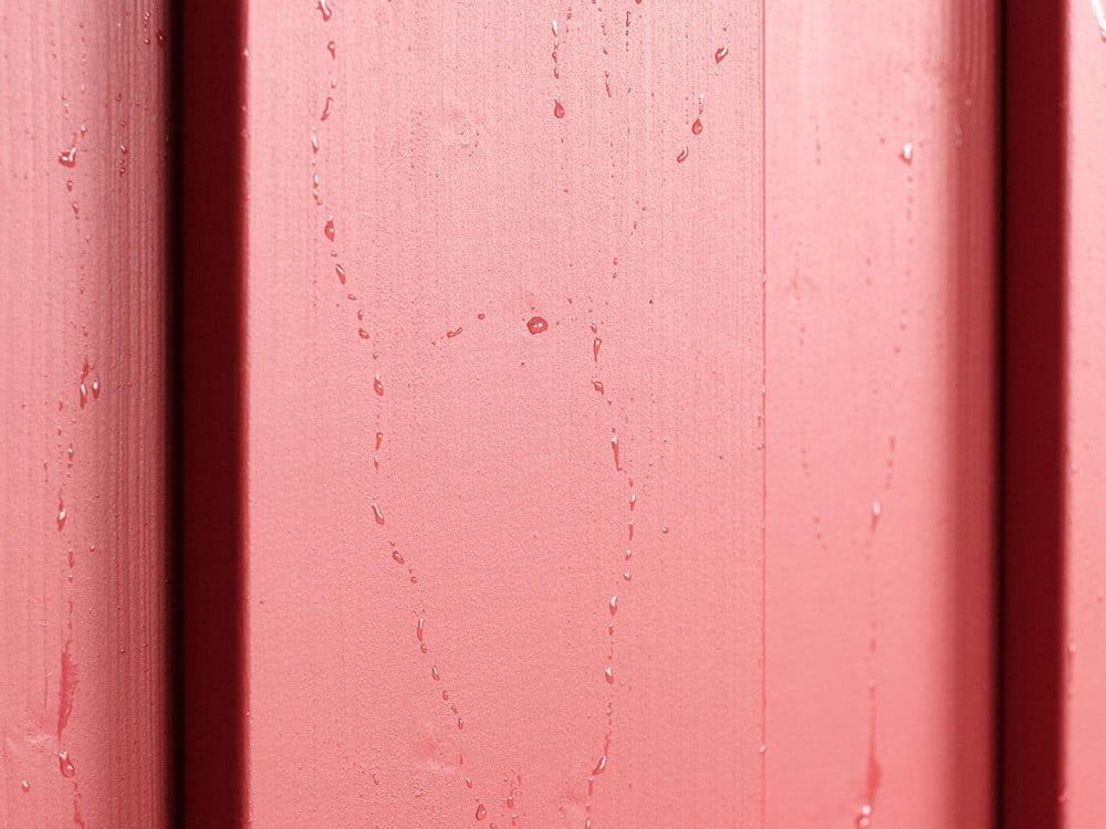 Eine hydrophil-hydrophobe Mikrostruktur in der Außenfarbe StoColor Dryonic bewirkt, dass Regen- oder Kondenswasser schnell von Wänden abgeleitet werden