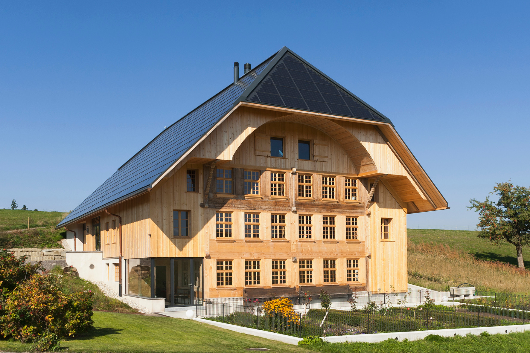 Aus Denkmalschutzgründen blieb die Südfassade mit ihren originalen Holzsprossenfenstern komplett erhalten und wurde nicht wärmegedämmt, die Fenster erhielten jedoch eine neue Isolierverglasung