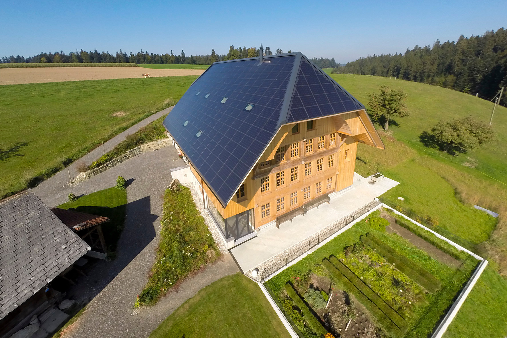 Das Walmdach des sanierten Glaserhauses wurde als Solardach mit integrierten Dachfenstern ausgebildet - über 500 Solarmodule erzeugen jährlich rund 90.500 kWh Strom, der zu rund 90 % ins Netz eingespeist wird