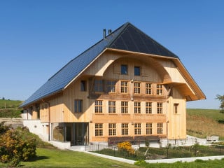 Im Rahmen der Sanierung gelang es den Eigentümern und Architekten Christian und Elisabeth Anliker, das historische Erscheinungsbild des denkmalgeschützen Glaserhauses von 1765 zu erhalten und mit moderner Solartechnik zu vereinen