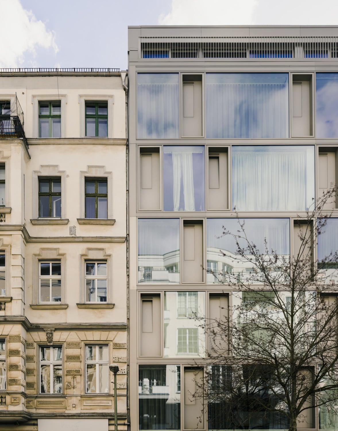 Der Neubau greift das Motiv der Lochfassade des angrenzenden Bestands auf, wobei er das Prinzip ins Gegenteil verkehrt