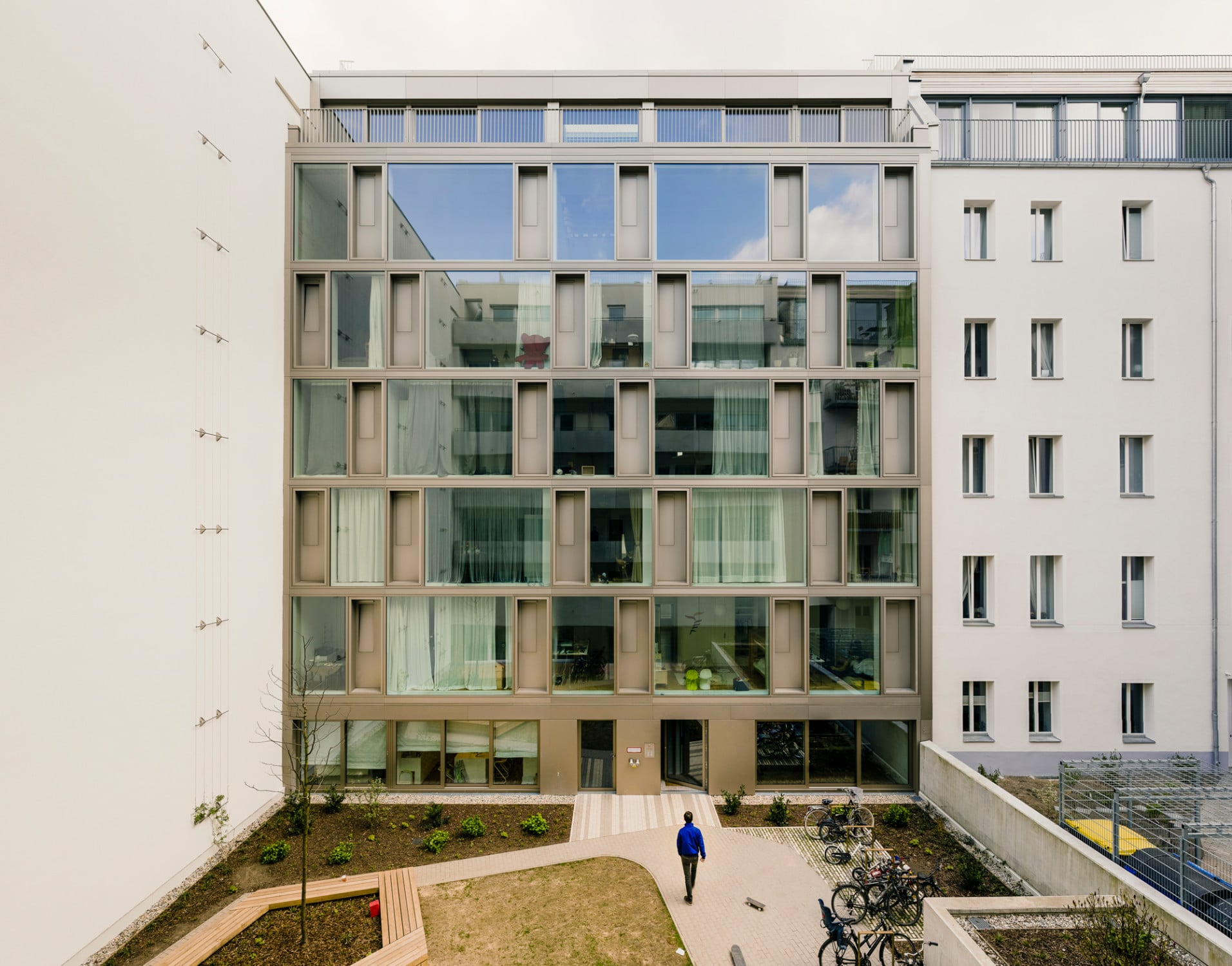 Das Hinterhaus wird über den grün gestalteten Innenhof erschlossen