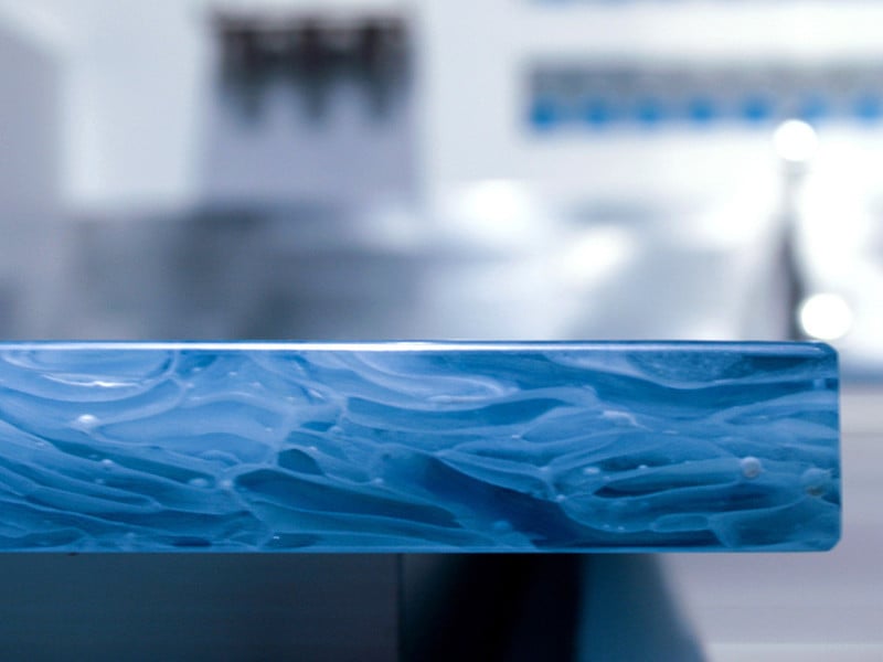 Das transluzente Material gibt es in verschiedenen Farben, es ist hygienisch und einfach zu reinigen (Abb.: Polar Weiß transluzent poliert)