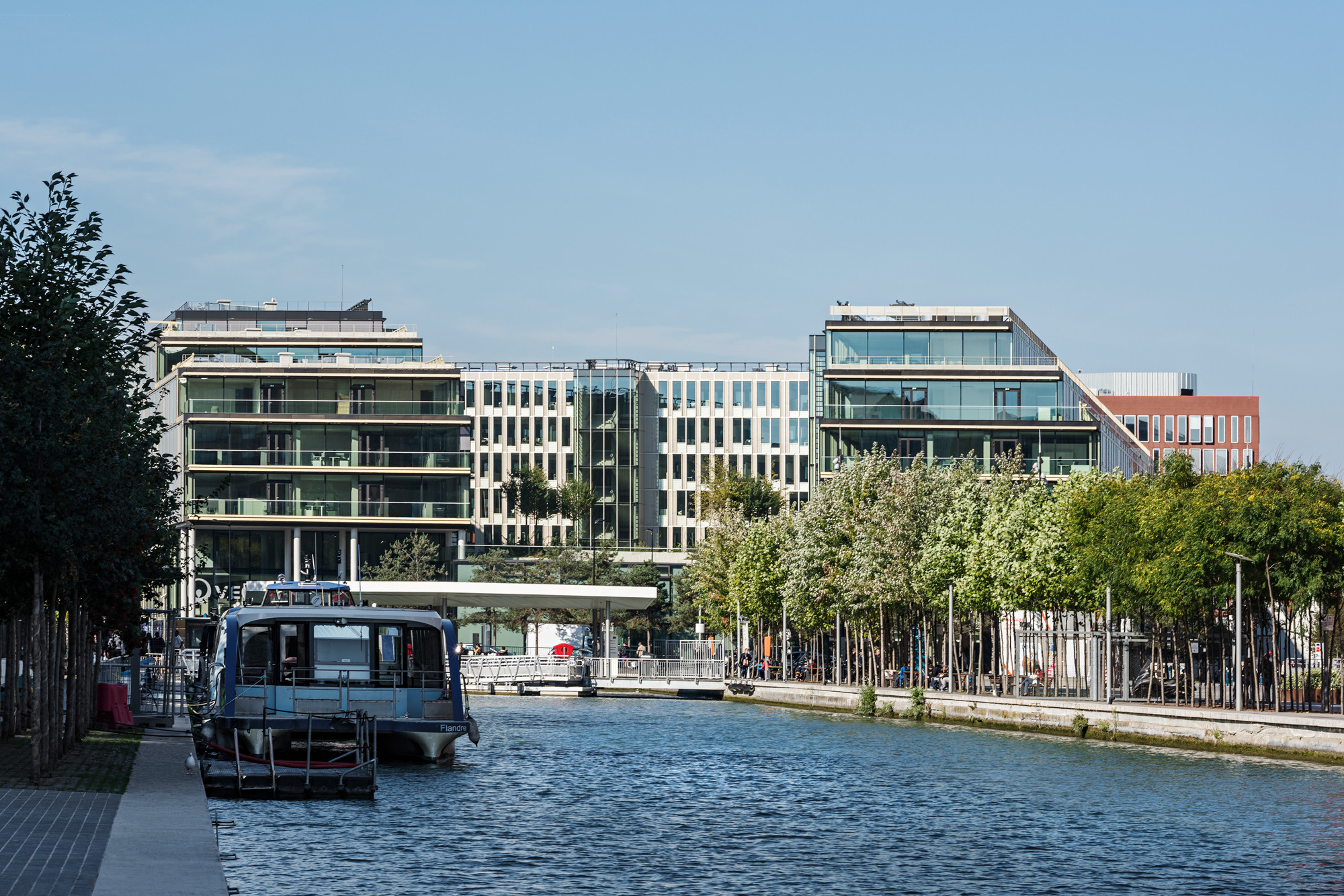 Die Planung für das Bürogebäude geht auf ein mehrstufiges Wettbewerbsverfahren zurück, das das Architekturbüro DFA Dietmar Feichtinger Architectes für sich entscheiden konnte.