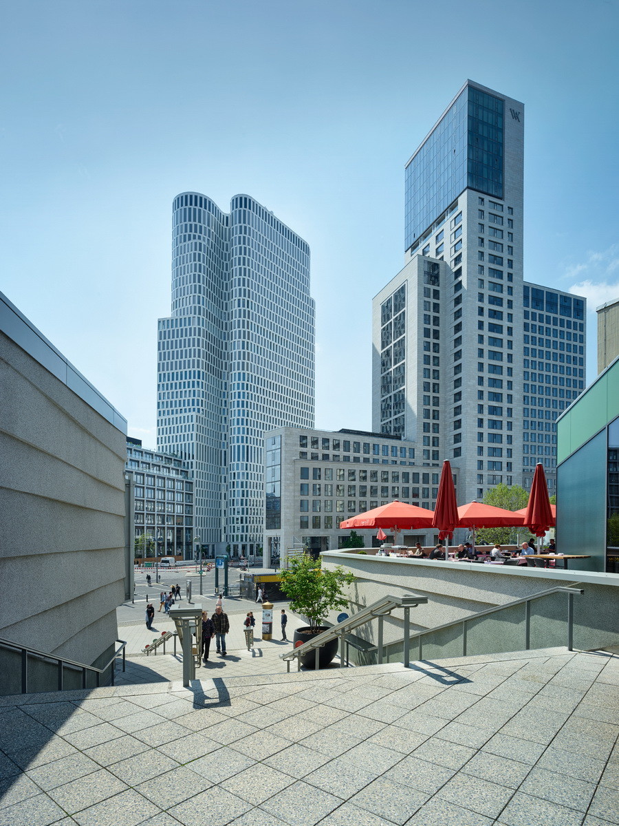 Mit dem benachbarten Waldorf Astoria im Zoofenster flankieren der 118 Meter hoge Turm und ahctgeschossige Riegel den Breitscheidplatzes