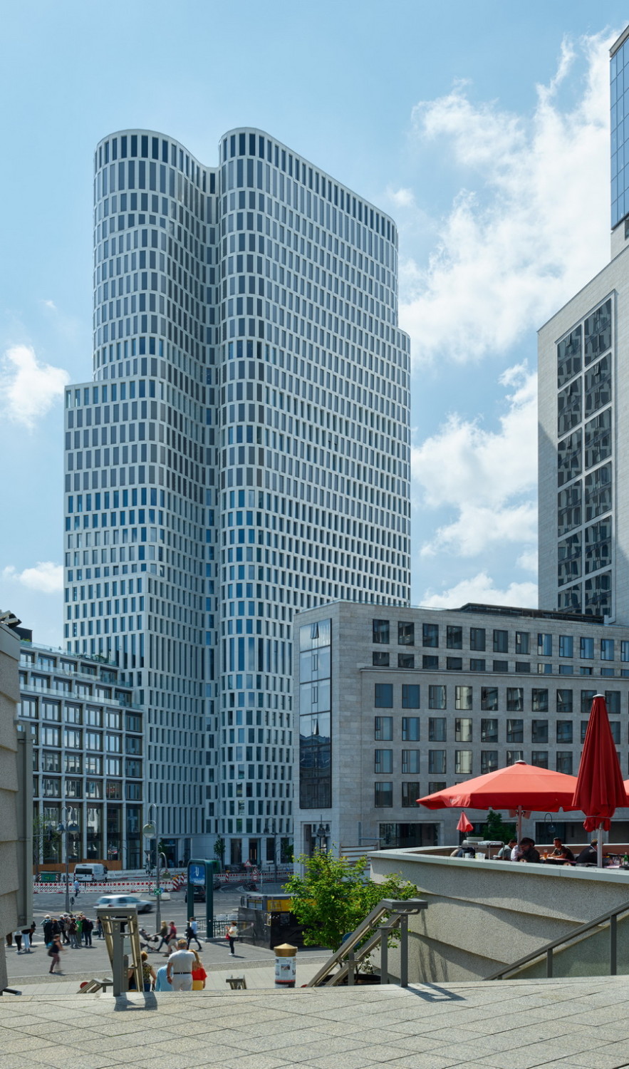 In dem geschwungenen Turm mit seiner Fassade aus weißen Aluminiumelementen sind ein Hotel und Büros untergebracht