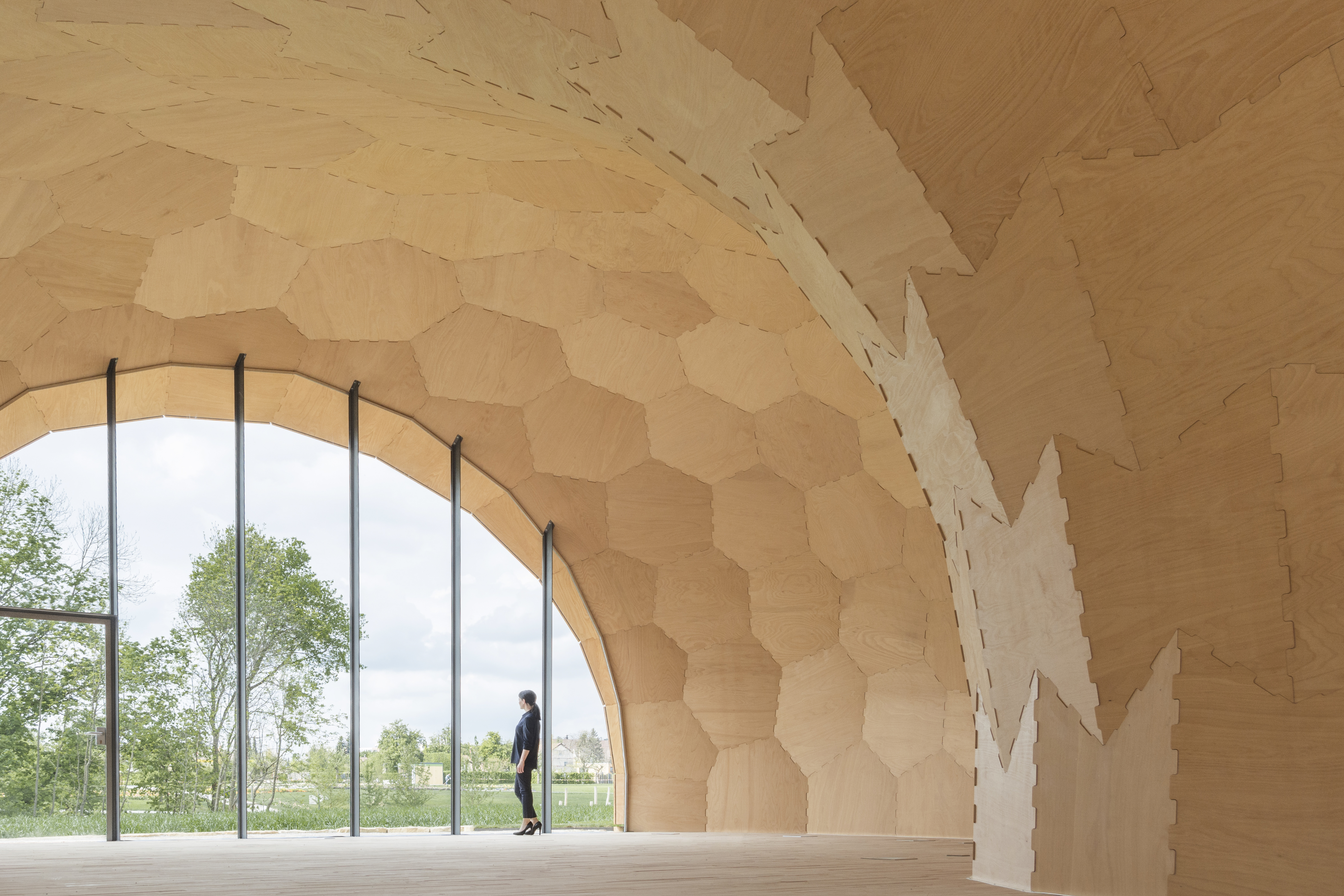 Das Schalenskelett des Seeigels ist aus vielen Kalkplättchen zusammengesetzt; dünne polygonale Platten aus Schichtholz bilden beim Pavillon zugleich Tragwerk und Gebäudehülle