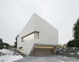 Das kantige, monolithische Wohnhaus E20 aus Dämmbeton wurde von Steimle Architekten entworfen