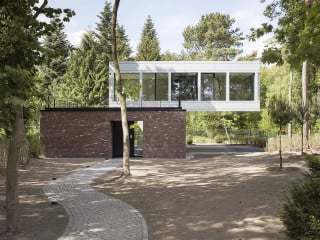 Die Villa nach Plänen von Tchoban Voss Architekten liegt zurückversetzt und vor Blicken geschützt auf einem länglichen Grundstück