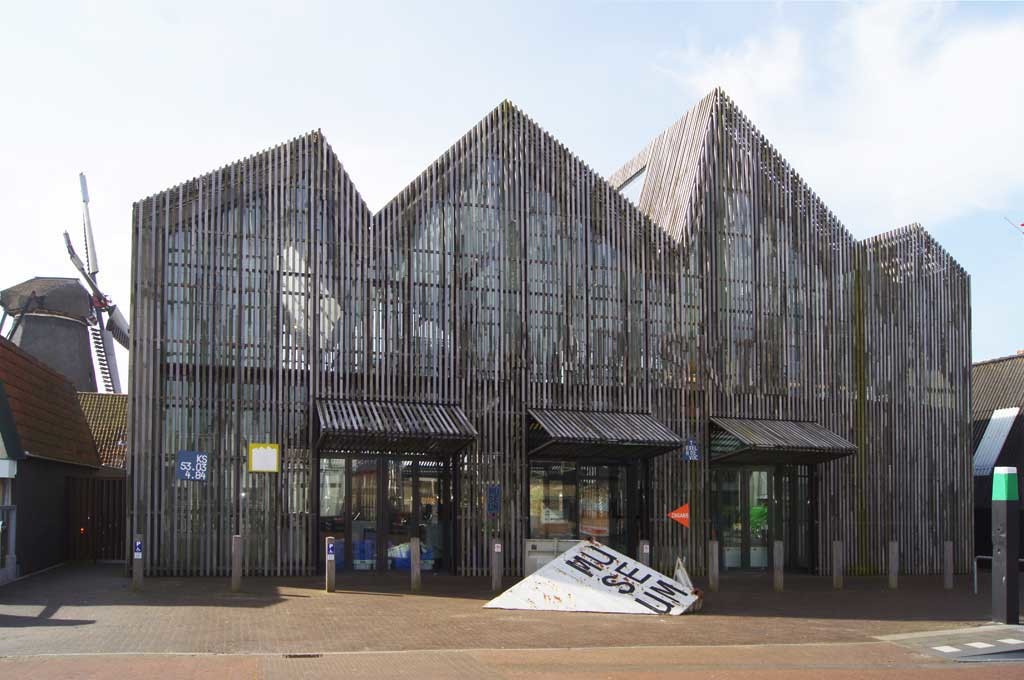 Bei der Materialwahl für die äußeren Fassadenverkleidung gehen die Architekten des Delfter Büros Mecanoo jedoch zurück zum Ursprung – dem Holz