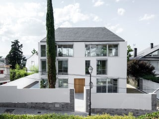 Das Einfamilienhaus Casa Miasierra von den Architekten Angela Juarranz und Javier de Andrés bietet mit seinem kompakten Baukörper flexibles Wohnen bei geringem Energieverbrauch