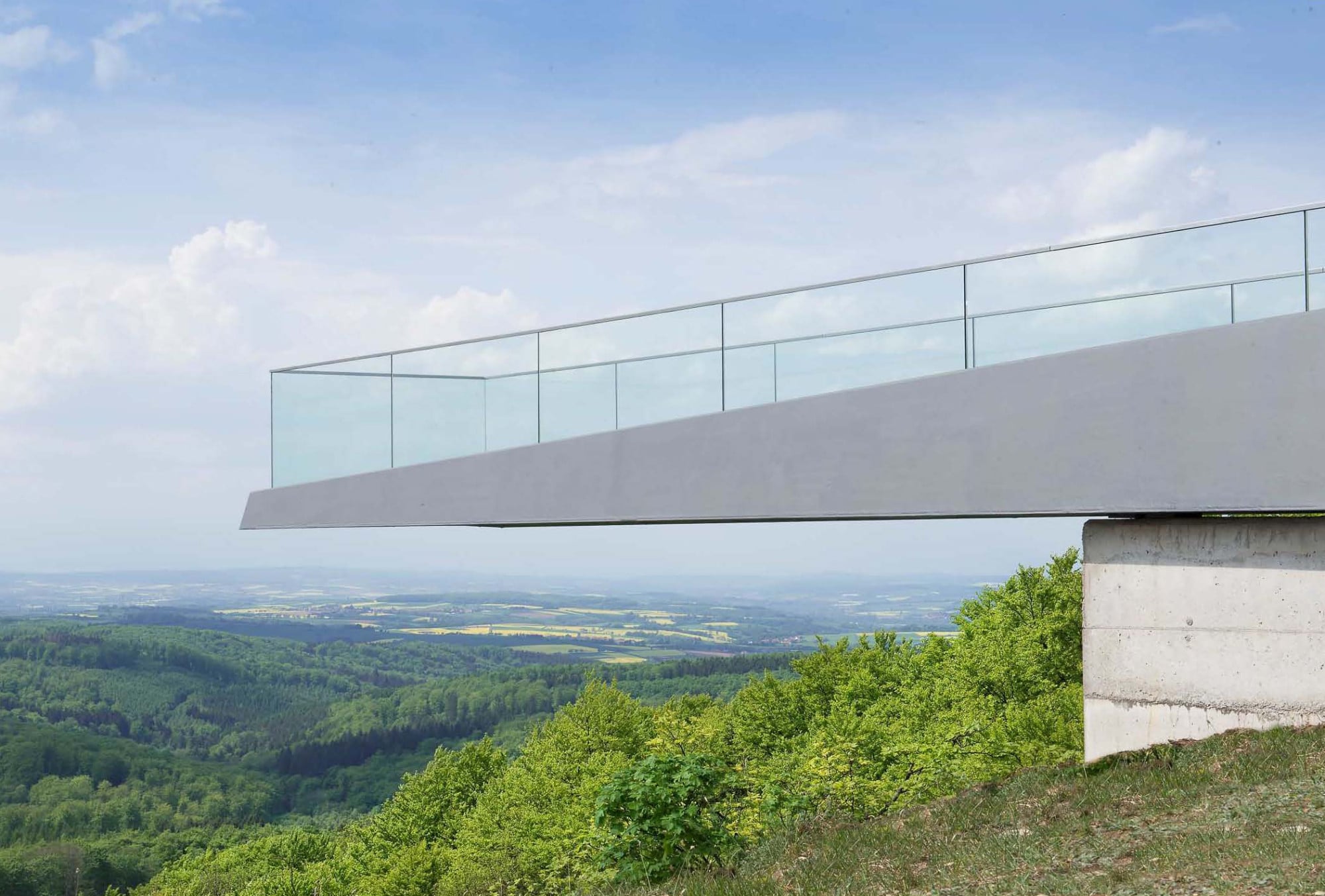 Der Steg ragt neun Meter über die Klippe des Sonnensteins hinaus
