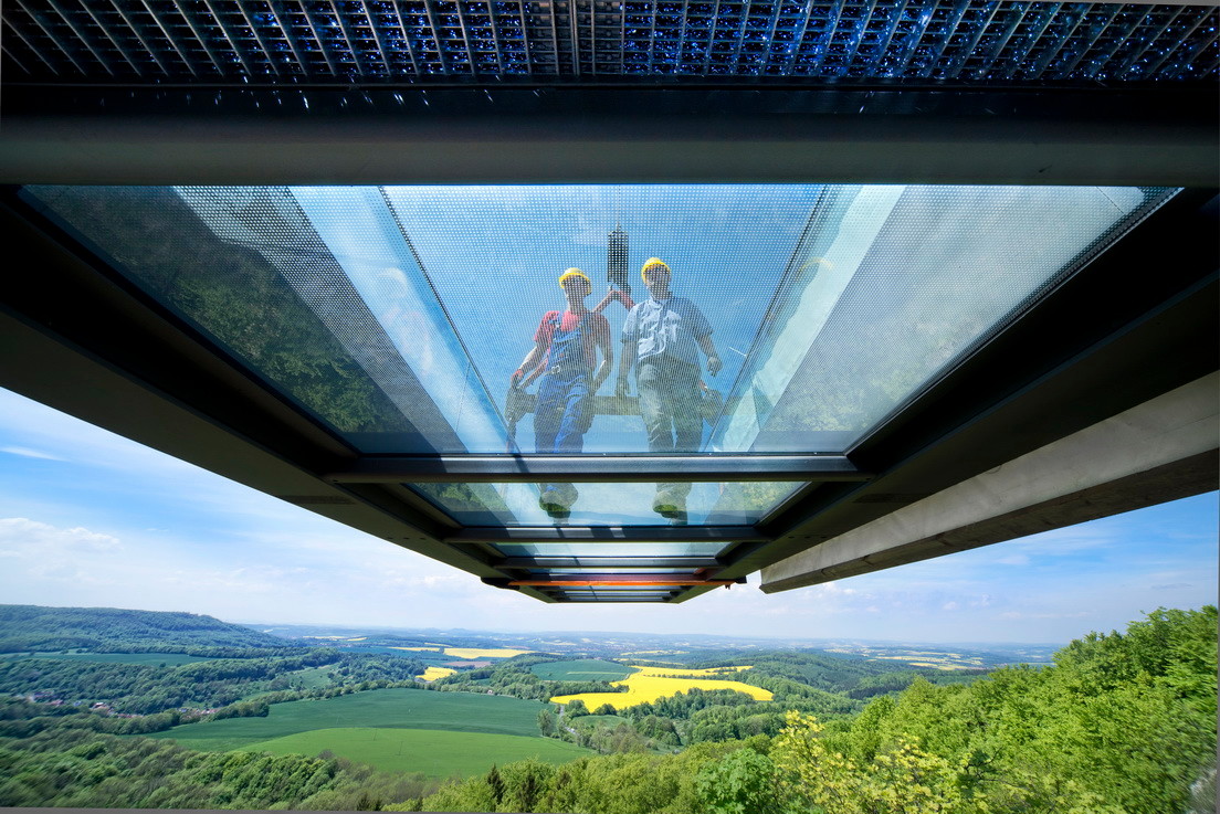 Über der Klippe wird der Boden transparent