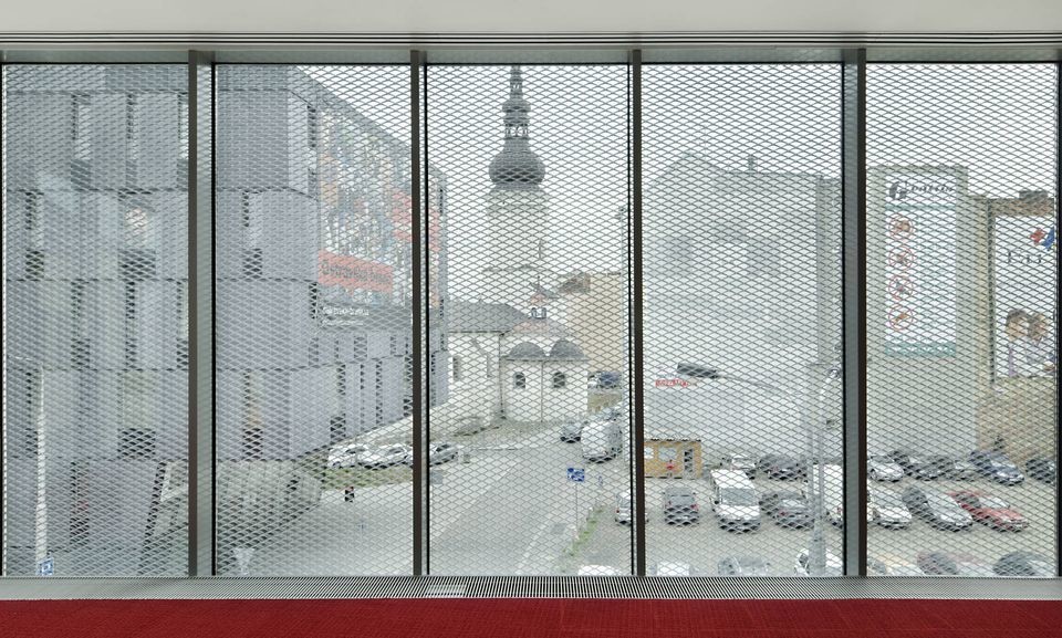Die Streckmetalleinlage aus Aluminium bricht die Lichtstrahlen und erzeugt im Innenraum ein diffuses Licht
