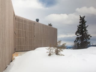 Auf einer Bergkuppe über dem norwegischen Skiresort Kvitfjell ist ein flaches, von Lund Hagem entworfenes Ferienhaus platziert