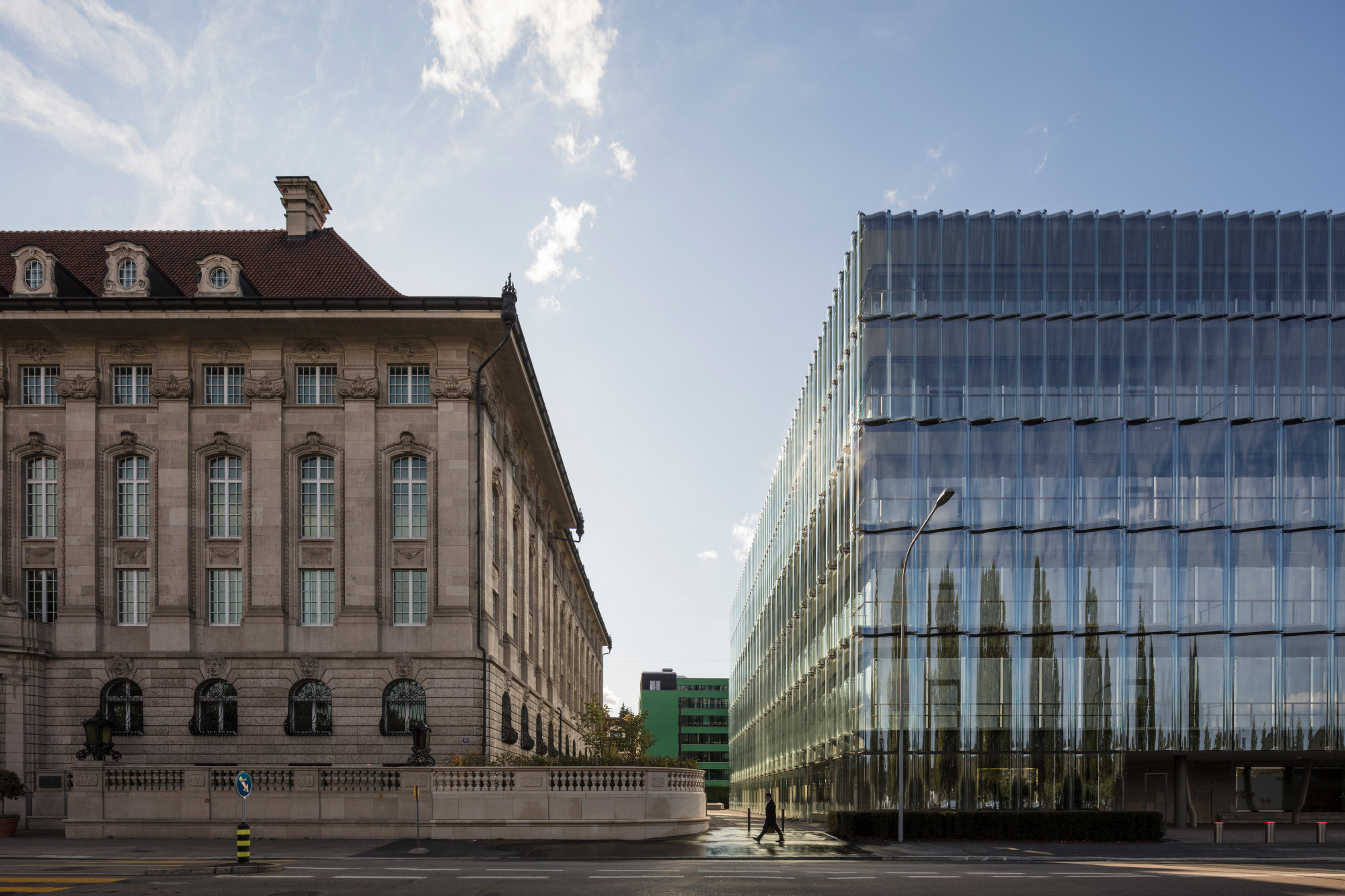 Wellenförmig gebogene VSG-Scheiben bilden die äußere Gebäudehülle