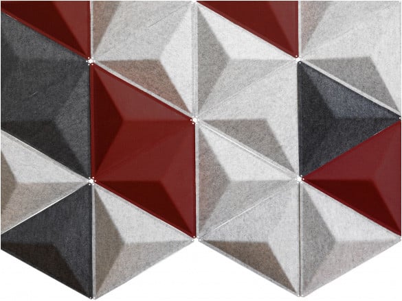 Module aus formgepresstem Filz der Serie Air, die Stefan Borselius für Abstracta entworfen hat, lassen sich zum schallabsorbierender Raumteiler, Sichtschutz oder Wandschmuck zusammenfügen