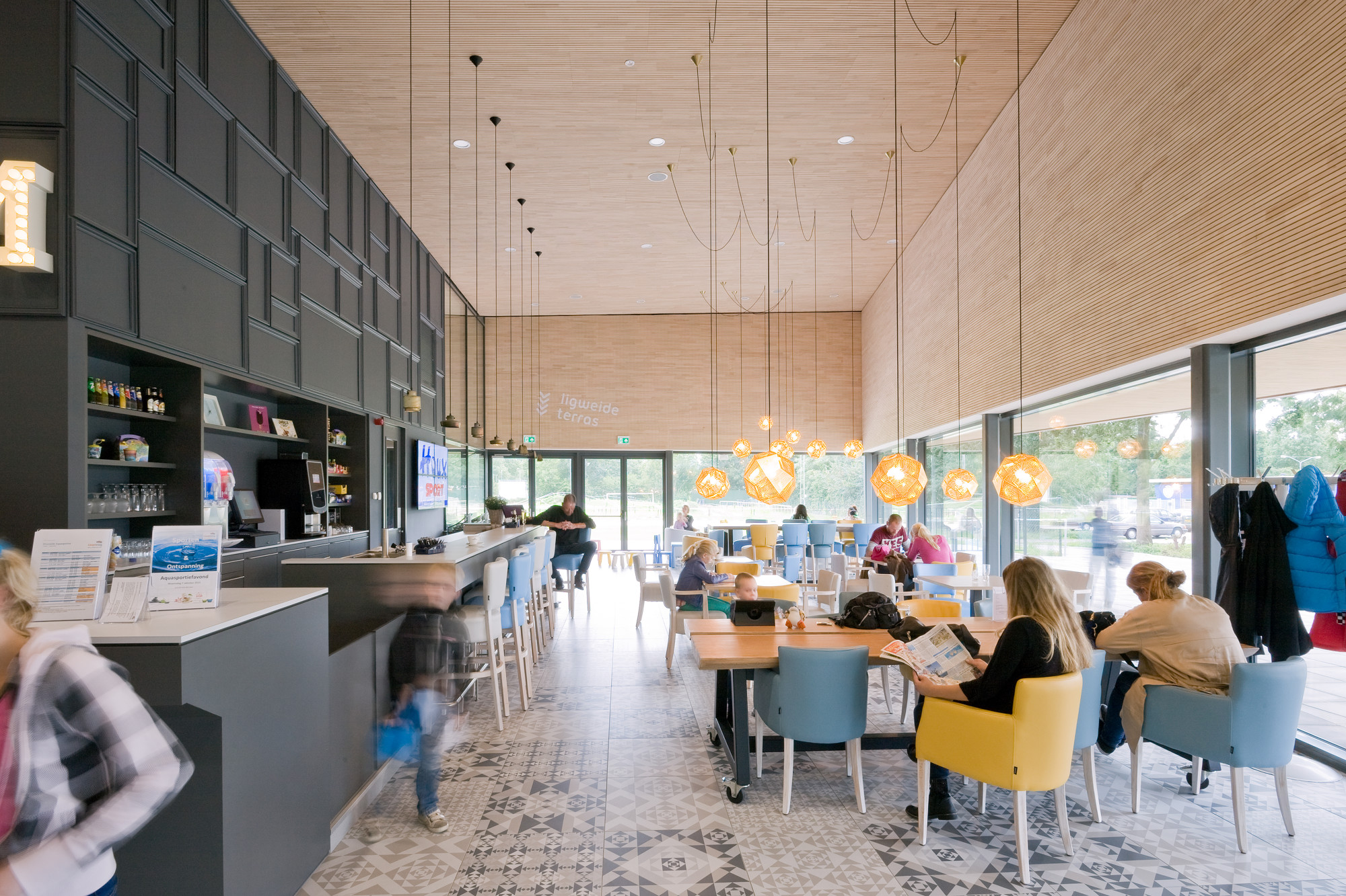 Im Foyer befinden sich in einem eingestellten, dunkel gestalteten Quader der Ticketschalter und ein Café.