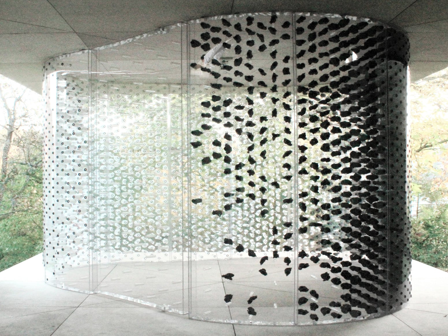 Die Fassadentechnologie Breathing Skins wurde von Tobias Becker an der Universität Stuttgart entwickelt und soll für die natürliche Belüftung von Räumen sorgen