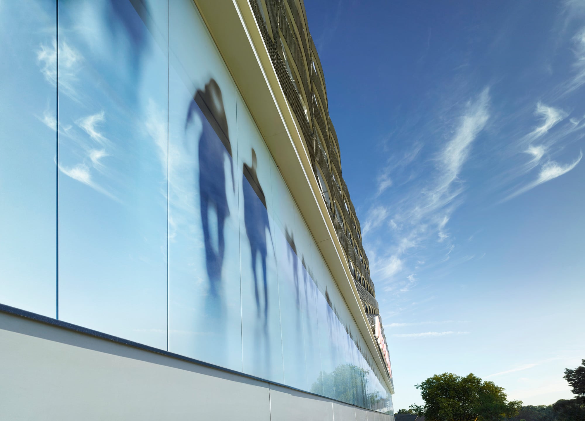 Der Einsatz ist vielfältig möglich, u.a. als Structural-Glazing-, Loch- oder Fensterbandfassade. Der opake Anteil bietet verschiedene Gestaltungsmöglichkeiten, darunter digitale Bedruckung