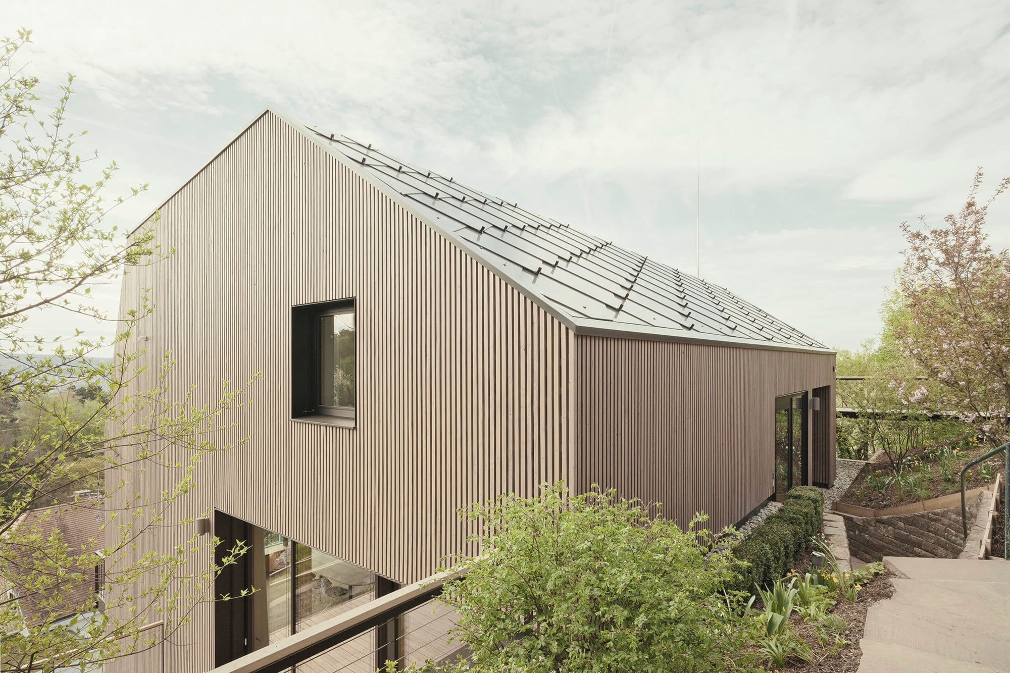 Die oberen zwei Geschosse von Haus B. in Stuttgart wurden abgerissen und als Holzbau mit Solardach neu erstellt