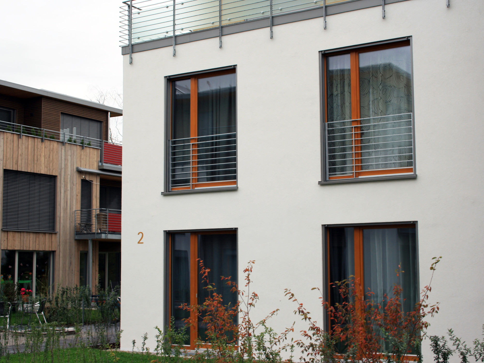 absturzsicherung und sonnenschutz vereint fassade news produkte archiv baunetz wissen