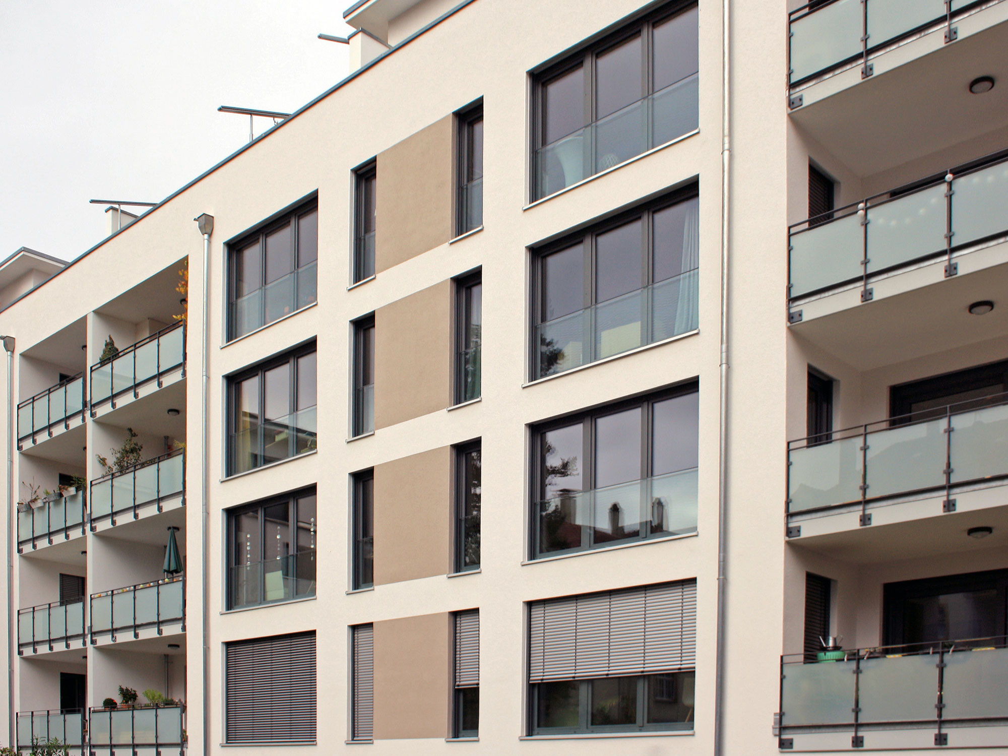 Bei der Montage bleibt die Fassade unberührt, Wärmebrücken können gar nicht erst entstehen