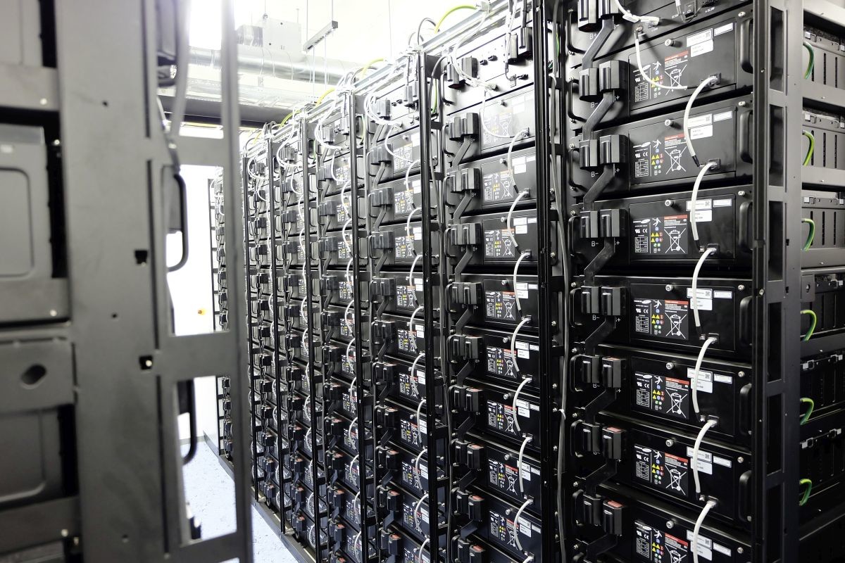 Modularer Batteriespeicher liefert Regelenergie