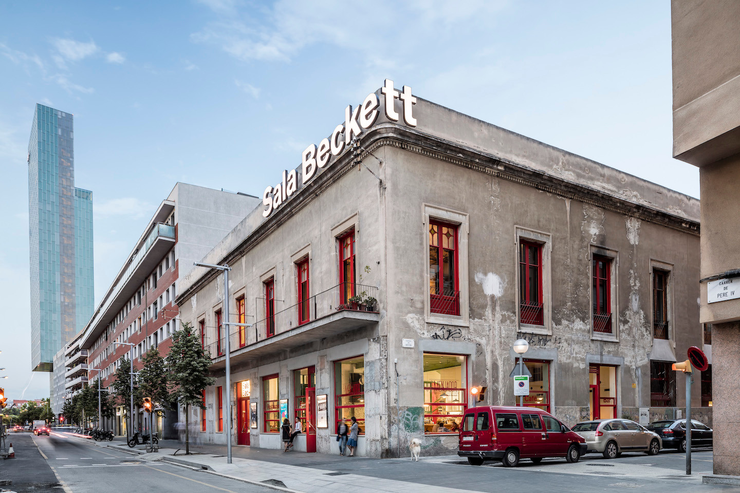 Das Theater ist ein Eckhaus in prominenter Lage, an der Kreuzung zweier Hauptstraßen des Stadtteils Poblenou