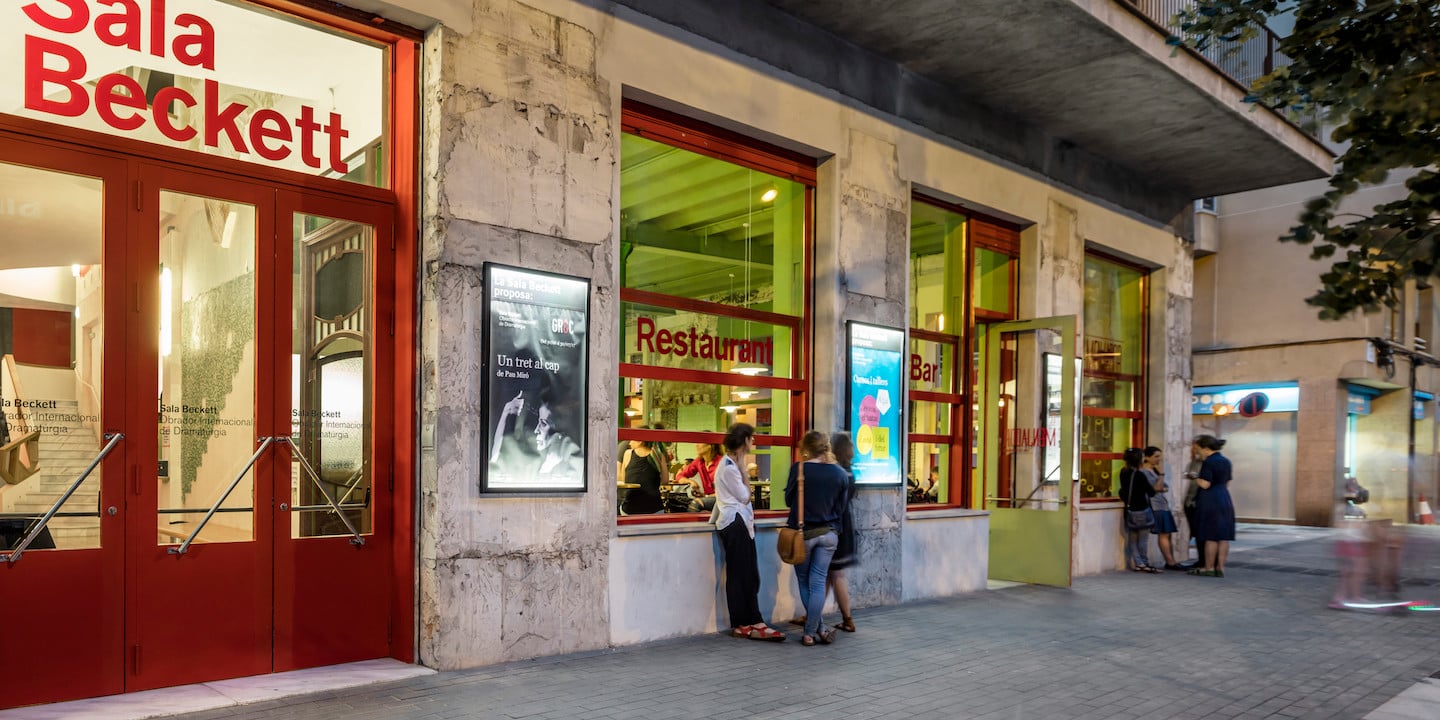 Haupteingang mit der Eckbar „Paz y Justícia": Große Fenster vermitteln zwischen Theater/Bar und Öffentlichkeit