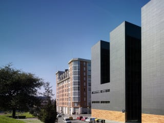 In der Hauptstadt des Baskenlandes planten die Architekten Marcelo Ruiz Pardo und Javier Gaston den Frontón Bizkaia als einen hoch aufragenden, massiven dunklen Block