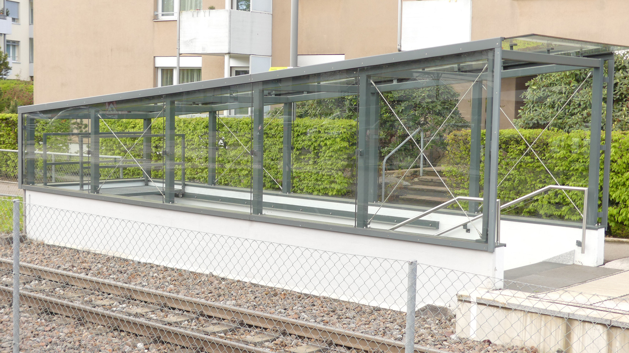 Glasbauten in grüner Umgebung sind gefährlich für Vögel, da sie die transparenten Glasflächen nicht als Hindernis wahrnehmen.
